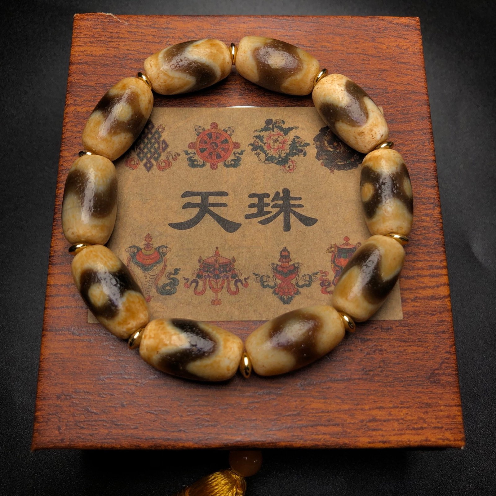 A Precious Dzi Bead Bracelets: A Precious Dzi Bead Bracelets,Size:0.7inx0.4in 天珠手串