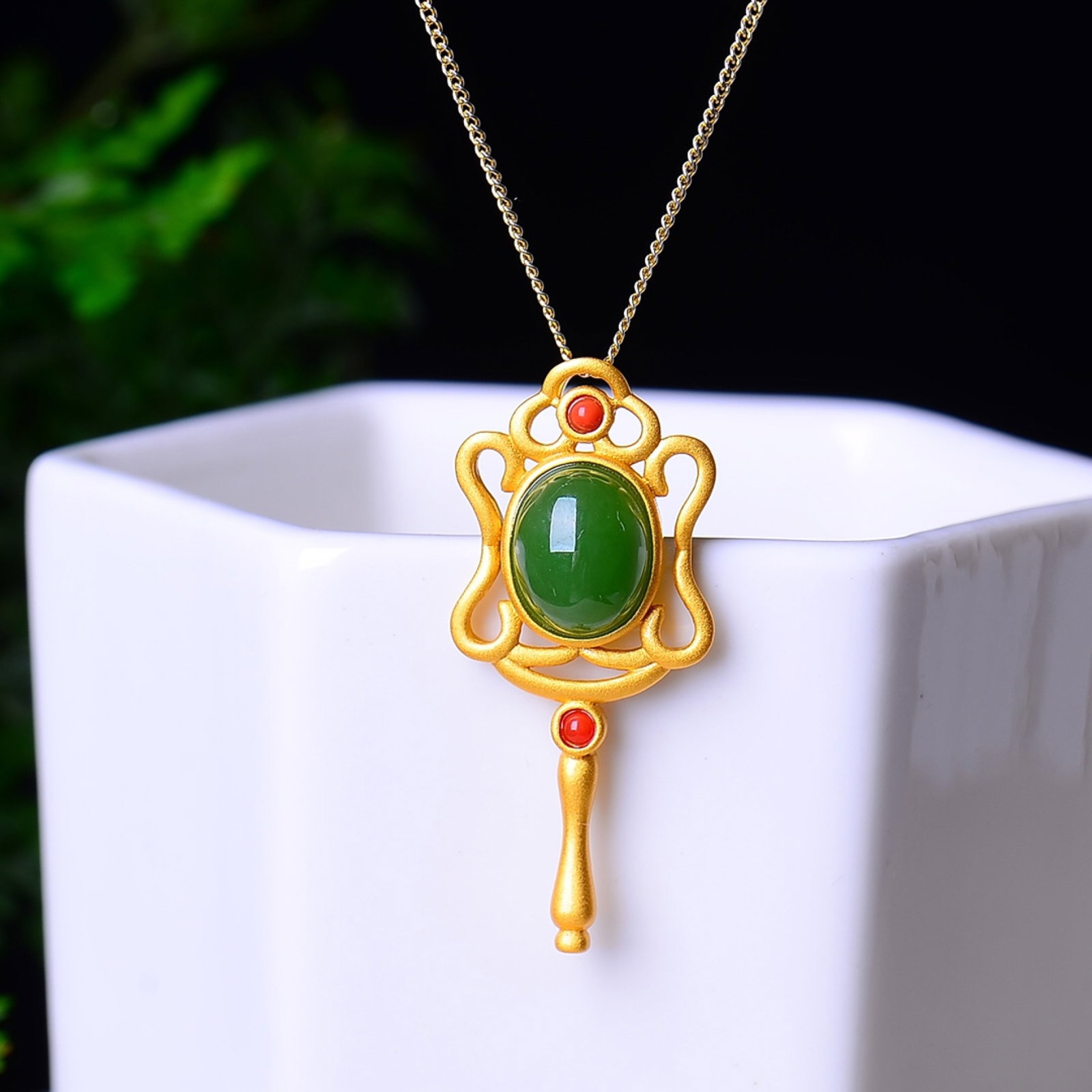 An Exquisite Sterling Silver-Gold Plated Inlaid Jasper Pendant: An Exquisite Sterling Silver-Gold Plated Inlaid Jasper Pendant,Size:0.3inx0.4in 纯银镀金镶碧玉吊坠
