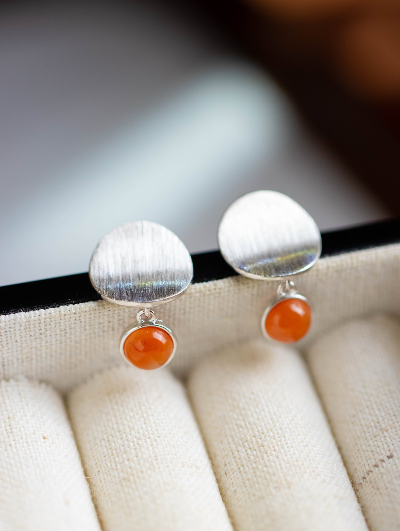 A Pair of Exquisite Sterling Silver Inlaid Agate Earrings: A Pair of Exquisite Sterling Silver Inlaid Agate Earrings 一对纯银镶玛瑙耳环