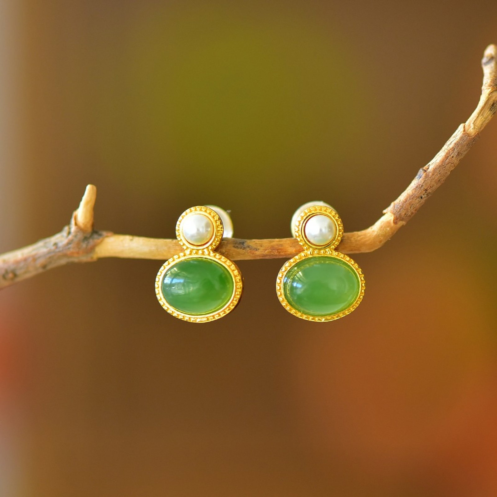A Pair of Exquisite Sterling Silver-Gold Plated Inlaid Jasper Earrings,Inlaid Pearls: A Pair of Exquisite Sterling Silver-Gold Plated Inlaid Jasper Earrings,Inlaid Pearls 一对纯银镀金镶碧玉耳钉,嵌珍珠