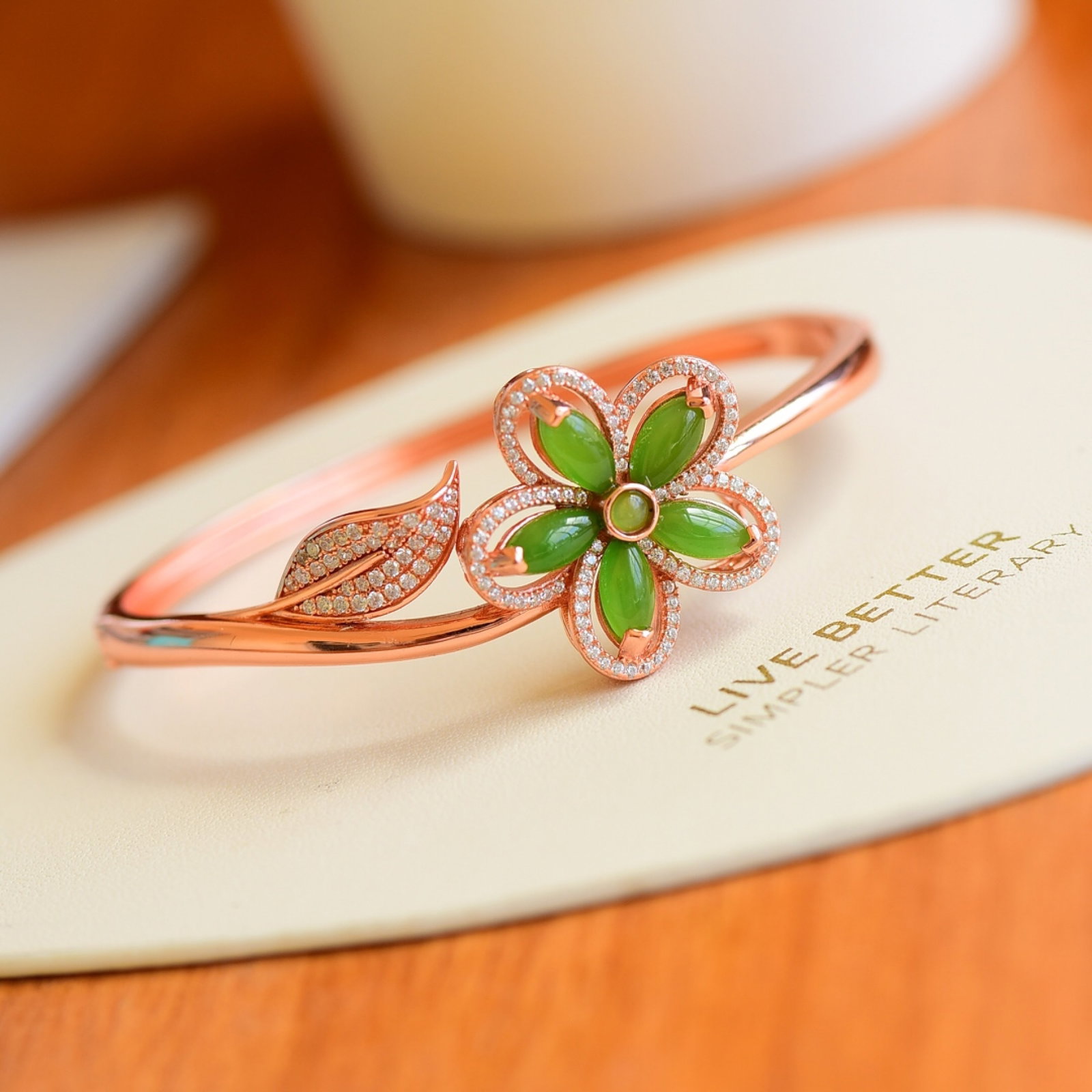 An Exquisite Sterling Silver Inlaid Jasper Bracelet,Inlaid Diamond: An Exquisite Sterling Silver Inlaid Jasper Bracelet,Inlaid Diamond,Size:0.2inx0.3in 纯银镶碧玉手镯,嵌钻石