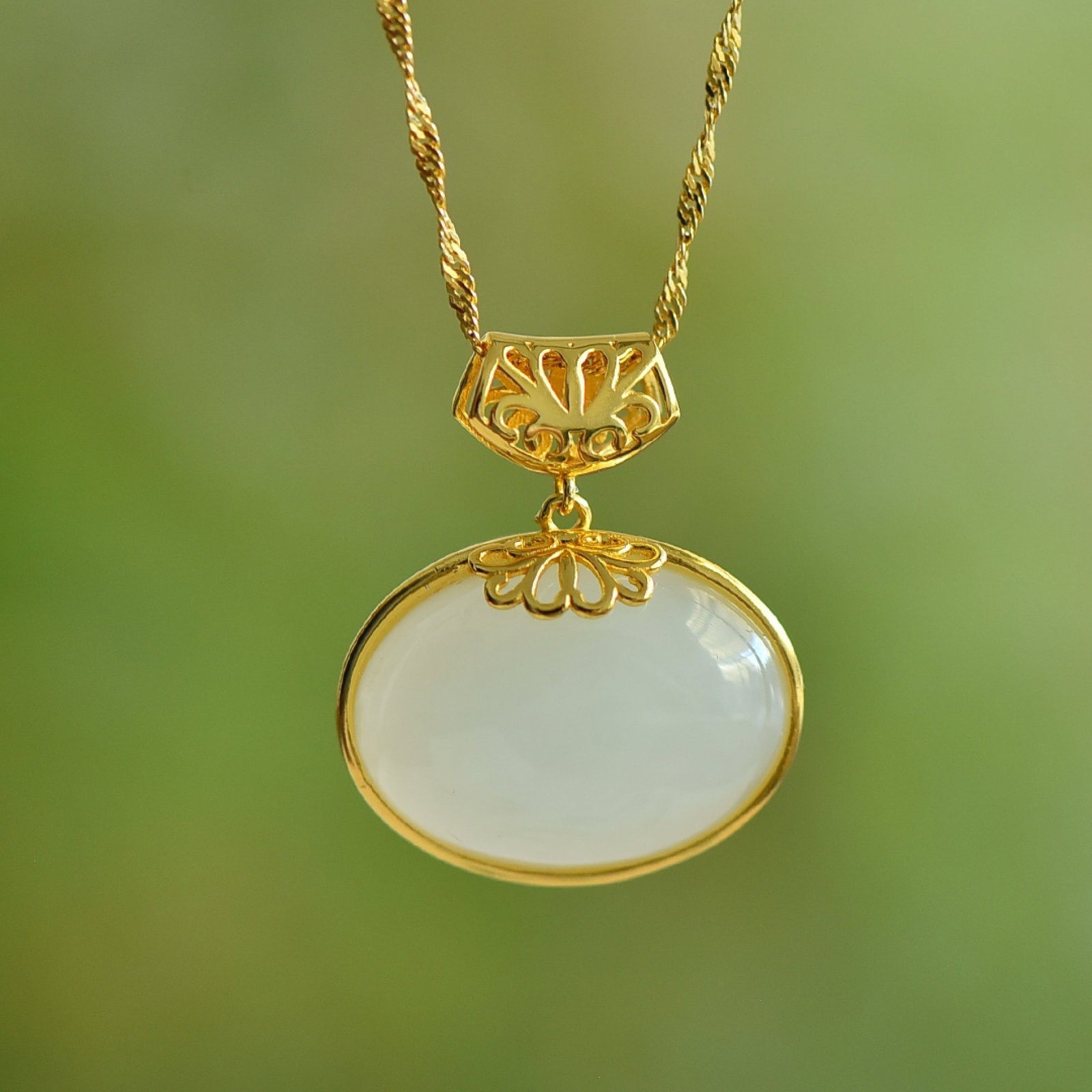 An Exquisite Sterling Silver-Gold Plated Inlaid White Jade Pendant: An Exquisite Sterling Silver-Gold Plated Inlaid White Jade Pendant,Size:0.6inx0.8in 纯银镀金镶白玉吊坠