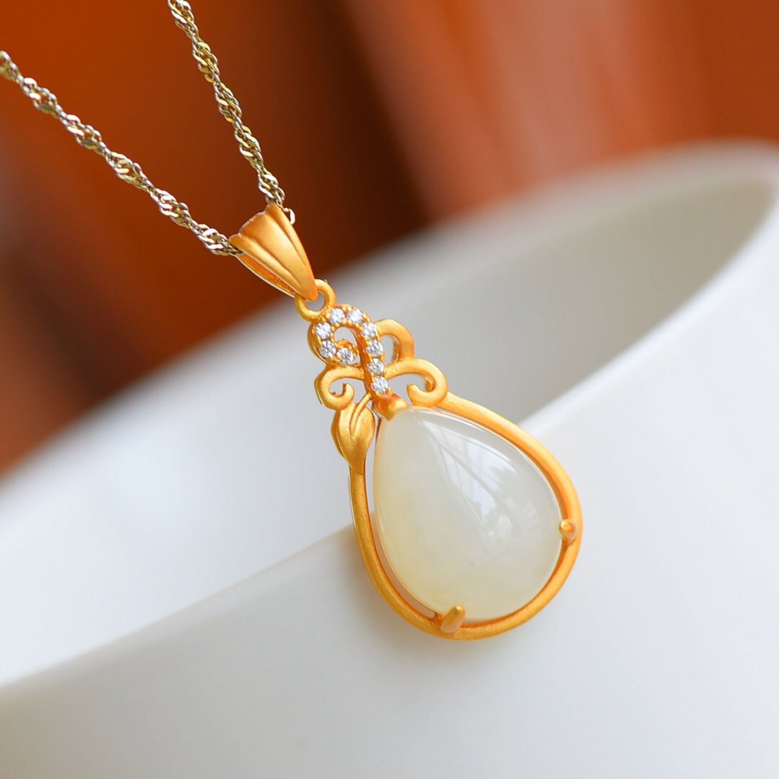 An Exquisite Sterling Silver-Gold Plated Inlaid White Jade Pendant: An Exquisite Sterling Silver-Gold Plated Inlaid White Jade Pendant , Size :0.5inx0.6in 纯银镀金镶白玉吊坠,尺寸:0.5inx0.6in