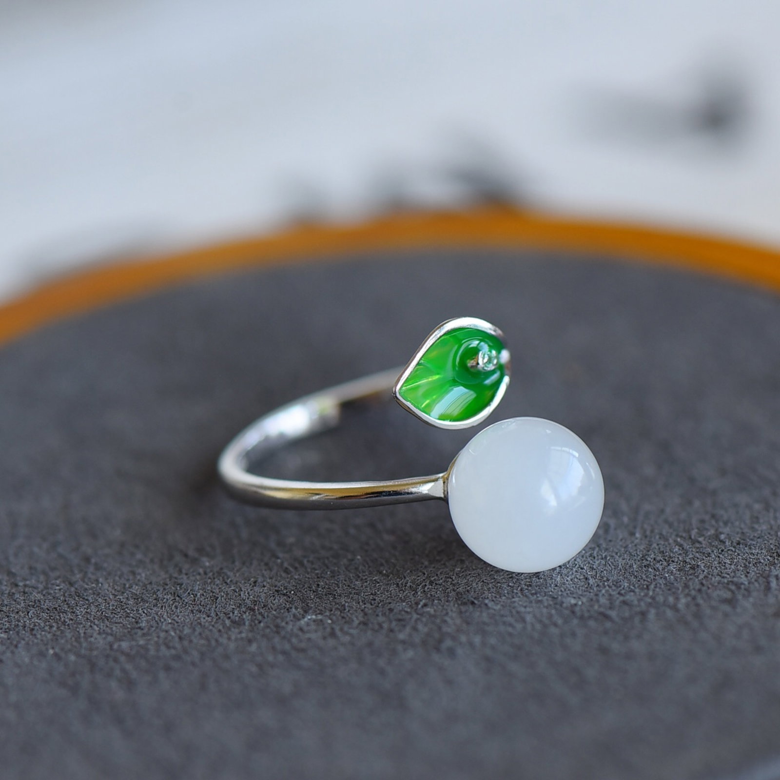 An Exquisite Sterling Silver Inlaid White Jade Ring: An Exquisite Sterling Silver Inlaid White Jade Ring,Size:0.4inx0.4in 纯银镶白玉戒指