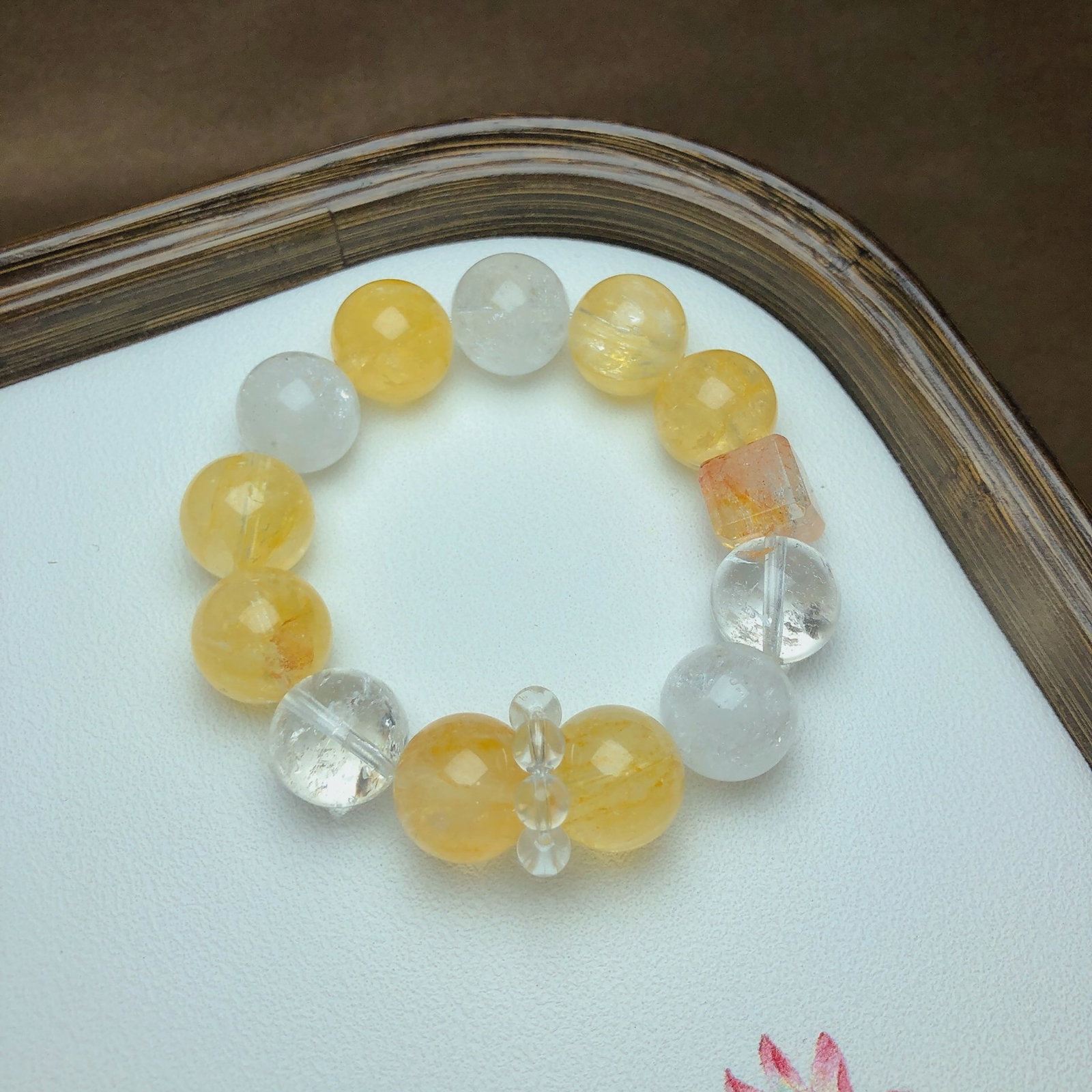 An Exquisite Crystal Bracelet: An Exquisite Crystal Bracelet,Size:0.6in,Weight:56.3g 水晶手串