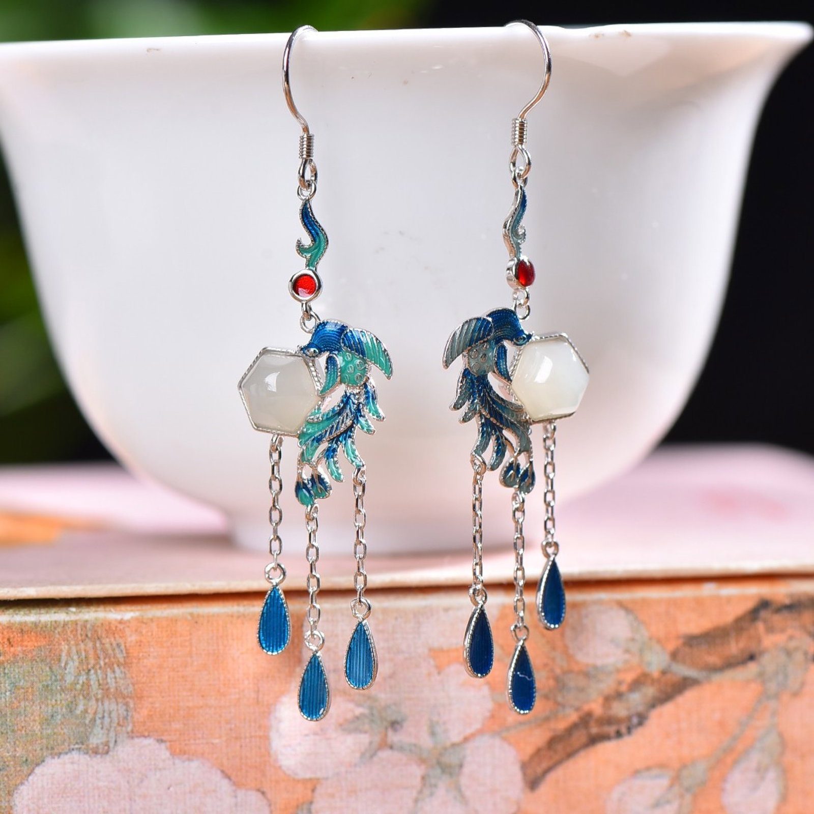 A Pair of Exquisite Sterling Silver Inlaid White Jade Enamel Earrings: A Pair of Exquisite Sterling Silver Inlaid White Jade Enamel Earrings,Size:0.3inx0.3in 一对纯银镶白玉珐琅耳环