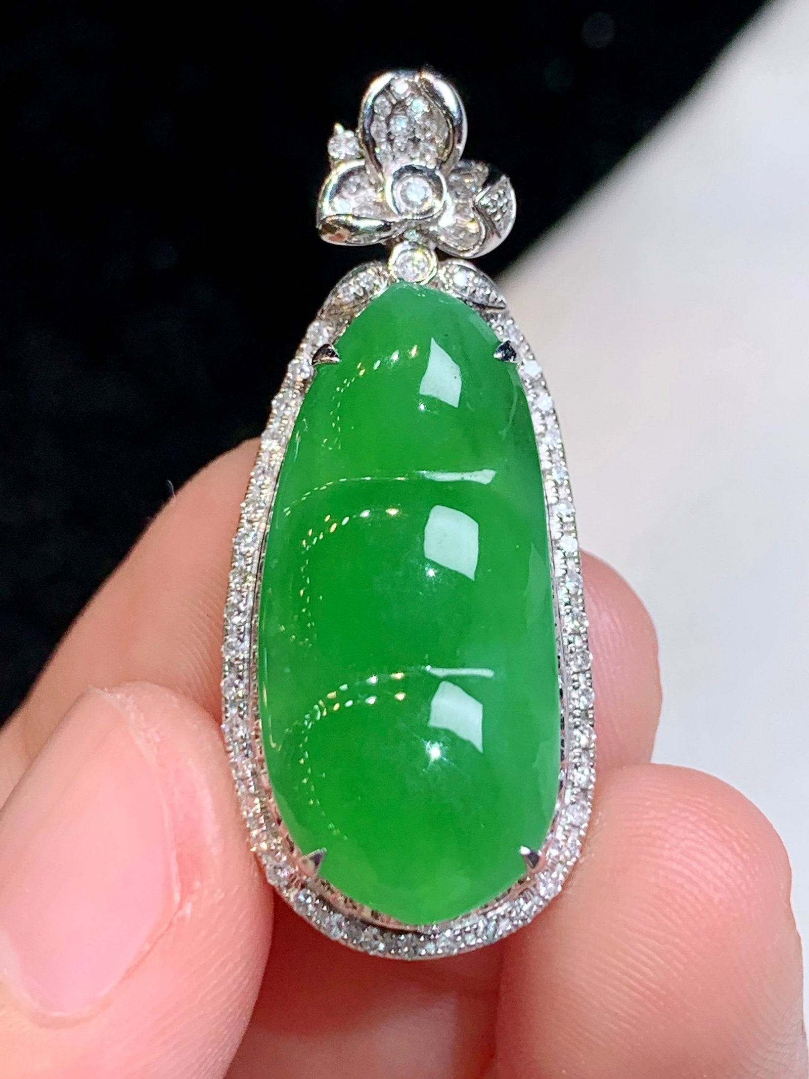 An Exquisite 18k Gold Diamond Inlaid Jadeite Pendant: An Exquisite 18k Gold Diamond Inlaid Jadeite Pendant,Size(Loose Stone):0.9inx0.4inx0.1in 18k金钻镶嵌翡翠吊坠