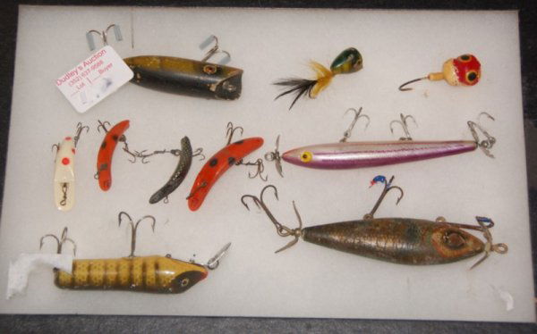 Lot of 10 Lures South Bend Bass Oreno, Boy Howdy ++: South Bend Bass Oreno, Cordell Boy Howdy, 4 - fly rod size flat fish, 2 Arbogast Hula Popper Fly Rod size lures, a Florida Tackle shiner, and a South Bend Dive Oreno. Please use pics as your best guid