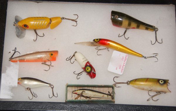 8 LURES Wooden Creek Chub Plunker, Wood South Bend+: This lot of 8 lures includes a Wooden Creek Chub Plunker, Wood South Bend Spin Oreno, Heddon Lucky 13, Jointed Jitterbug, Rapala lure in box, Deep Runner TYPE lure, Storm Lure (Gold & Red), Orange & W