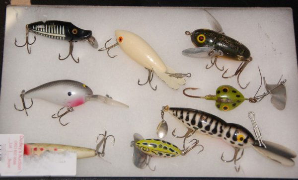 8 Lures Hellbender, a Hawaiian Wiggler, Wood heddon: Lot of 8 lures including a Hellbender, a Hawaiian Wiggler, Wooden heddon crazy crawler, a Wood White Bomber, a Heddon River Runt, a Deep Runner type in silver & white, Dalton Special, and a Jitterbug