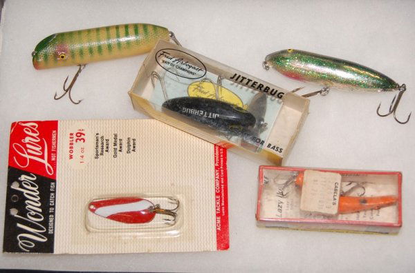 5 lures: H&I or A&I type wooden Plug, Arbo Jitter: This lot of 5 lures consists of H&I or A&I type wooden Plug, a black Arbogast Jitterbug in box w/ paper, a Lazy Ike orange & black lure in box, a Zara type green w/ sparkles plug, a Wonder Lures Wobbl