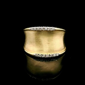 14k Yellow Gold and Diamond Vintage Satin Finish Graduated Band Ring Size 6.75