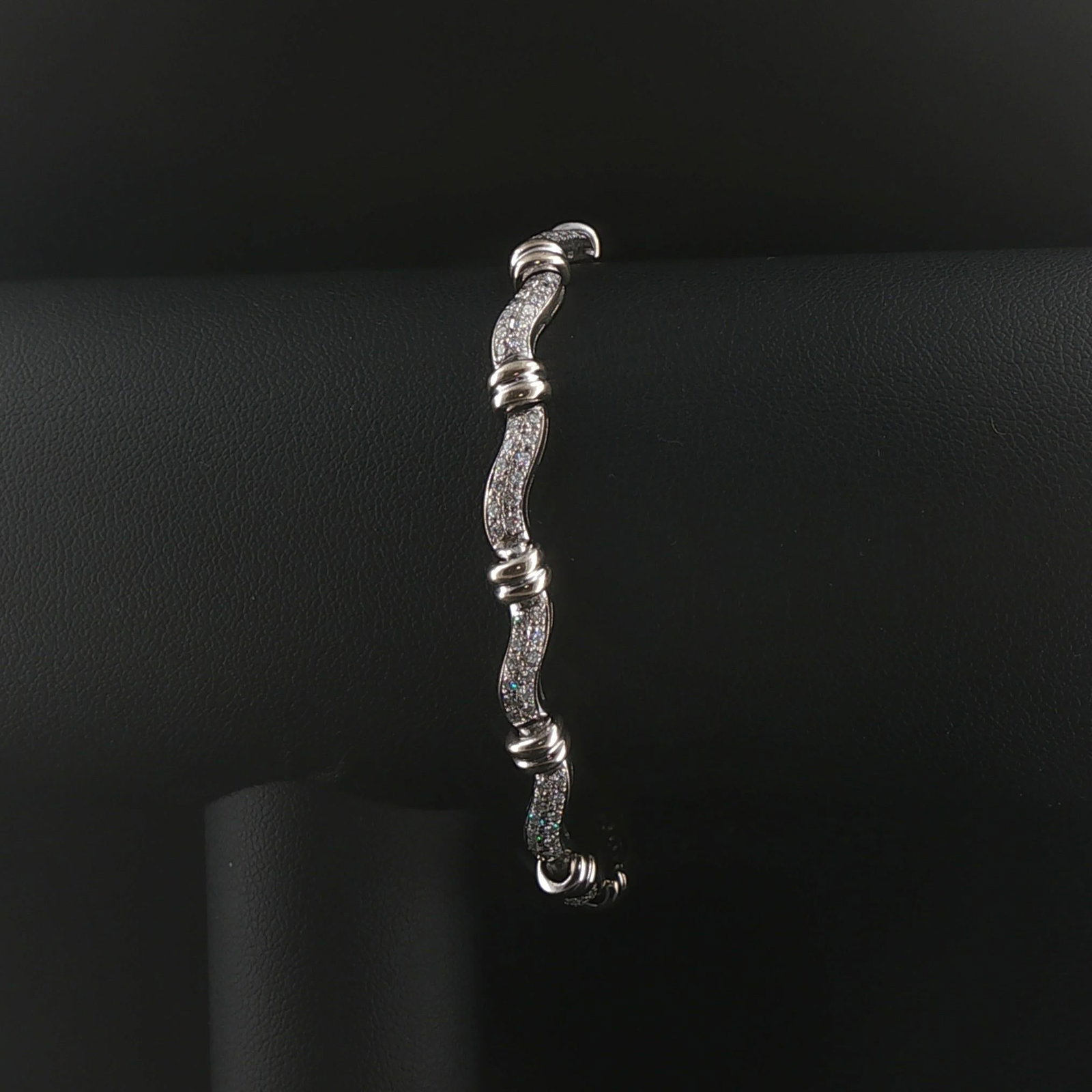 14k White Gold and 2cttw Diamond Curved Bar Link Bracelet 7": Condition: Excellent Condition, Professionally Cleaned Metal: 14k Gold (Professionally Tested) Weight: 18g Diamond: 2cttw Round Cut Natural Diamonds Length: 7 Inches Inner Circumference Width: 6mm Clo