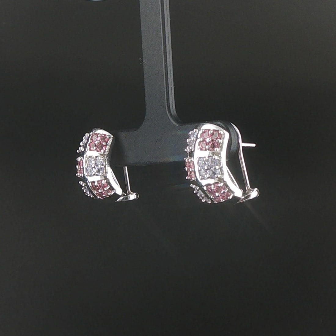 14k White Gold Iolite and Pink Topaz Huggie Earrings: Condition: Excellent Condition, Professionally Cleaned Metal: 14k Gold (Marked, and Professionally Tested) Weight: 6.4g Gemstone: Round Cut Iolite and Pink Topaz Length: 0.70 Inches Width: 0.40 Inches