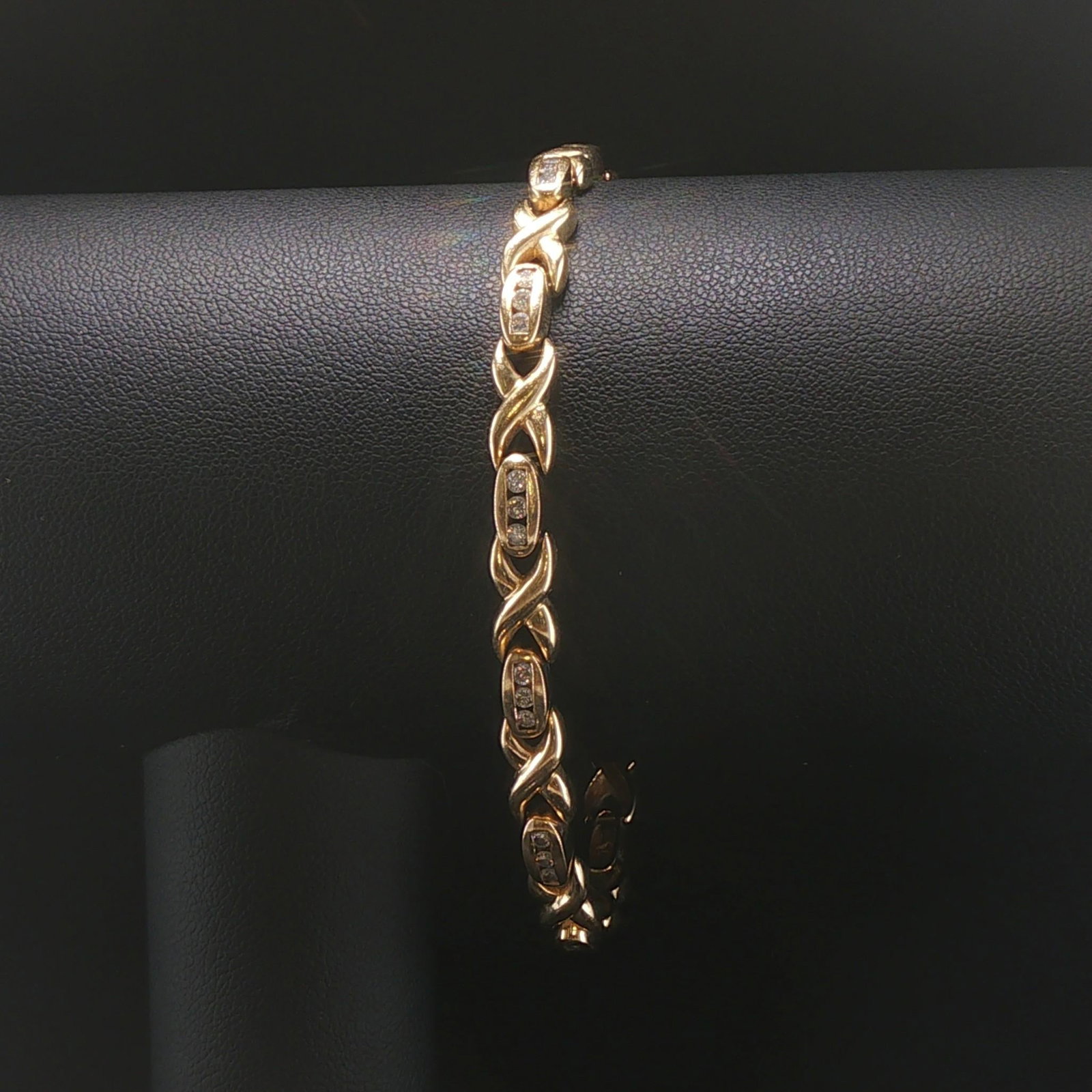 14k Yellow Gold Solid 1.25cttw Diamond Vintage X Link Bracelet 7.25": Condition: Excellent Condition, Professionally Cleaned Metal: 14k Gold (Marked, and Professionally Tested) Weight: 15.5g Diamonds: 1.25cttw Round Cut Natural Diamonds Length: 7.25 Inches Width: 5.5mm 