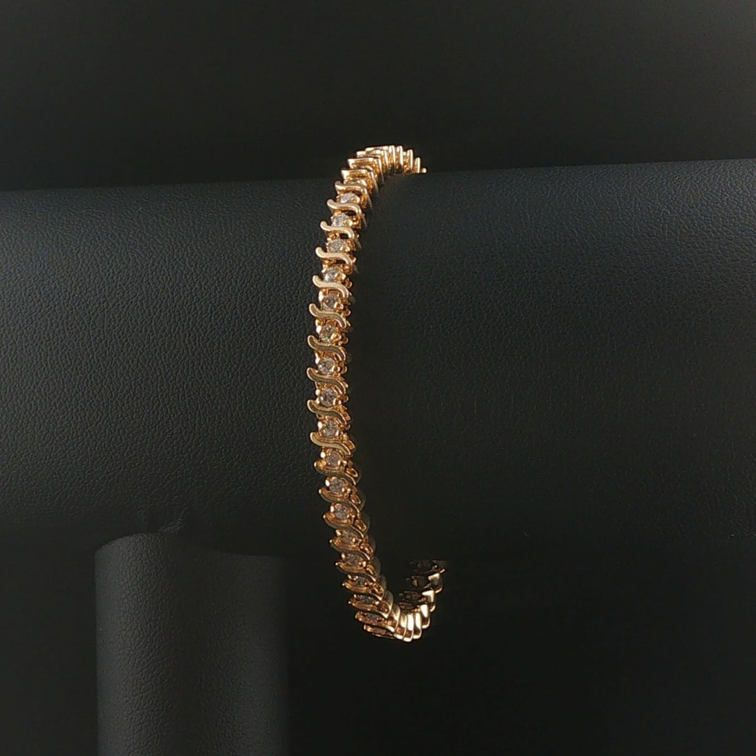 14k Yellow Gold and 1.50cttw Diamond S Link Vintage Tennis Bracelet 7": Condition: Excellent Condition, Professionally Cleaned Metal: 14k Gold (Marked, and Professionally Tested) Weight: 15.2g Diamonds: 1.50cttw Round Cut Natural Diamonds Length: 7 Inches Width: 5mm Closu