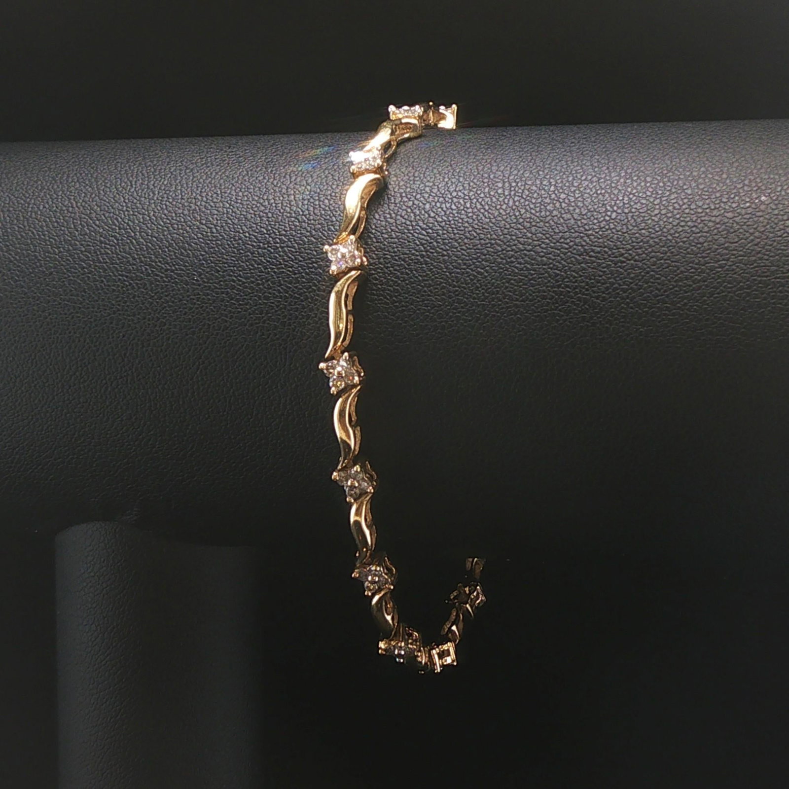 14k Yellow Gold and 1.5cttw Diamond Fancy Floral Link Bracelet 7": Condition: Excellent Condition, Professionally Cleaned Metal: 14k Gold (Marked, and Professionally Tested) Weight: 8g Diamonds: 1.5cttw Round Cut Natural Diamonds Length: 7 Inches Width: 4.5mm Closure