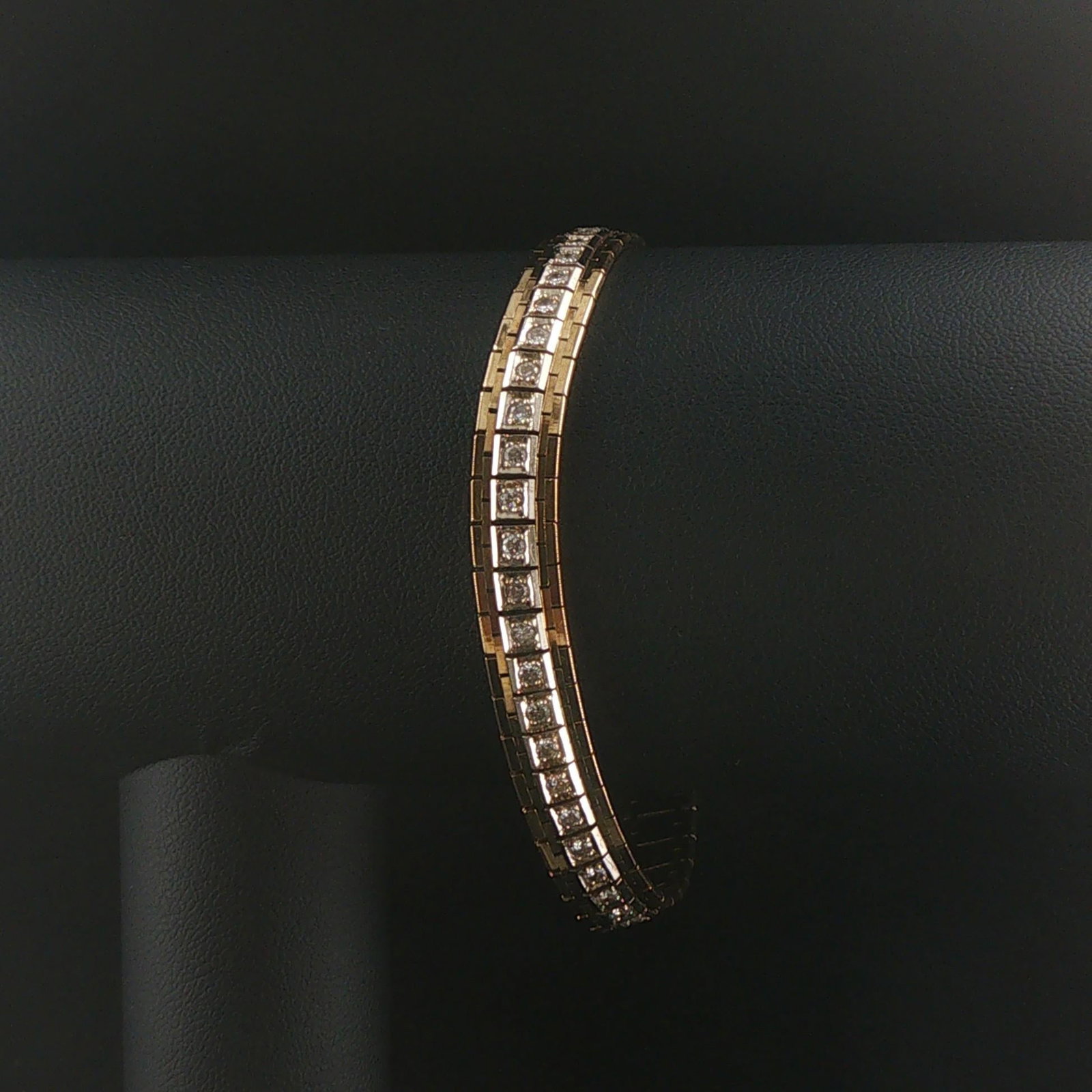 14k Yellow Gold and Diamond Solid Heavy Vintage Brick Link Bracelet Italy 7": Condition: Excellent Condition, Professionally Cleaned Metal: 14k Gold (Marked, and Professionally Tested) Weight: 25.2g Diamonds: 0.65cttw Round Cut Natural Diamonds Length: 7 Inches Width: 8mm Closu