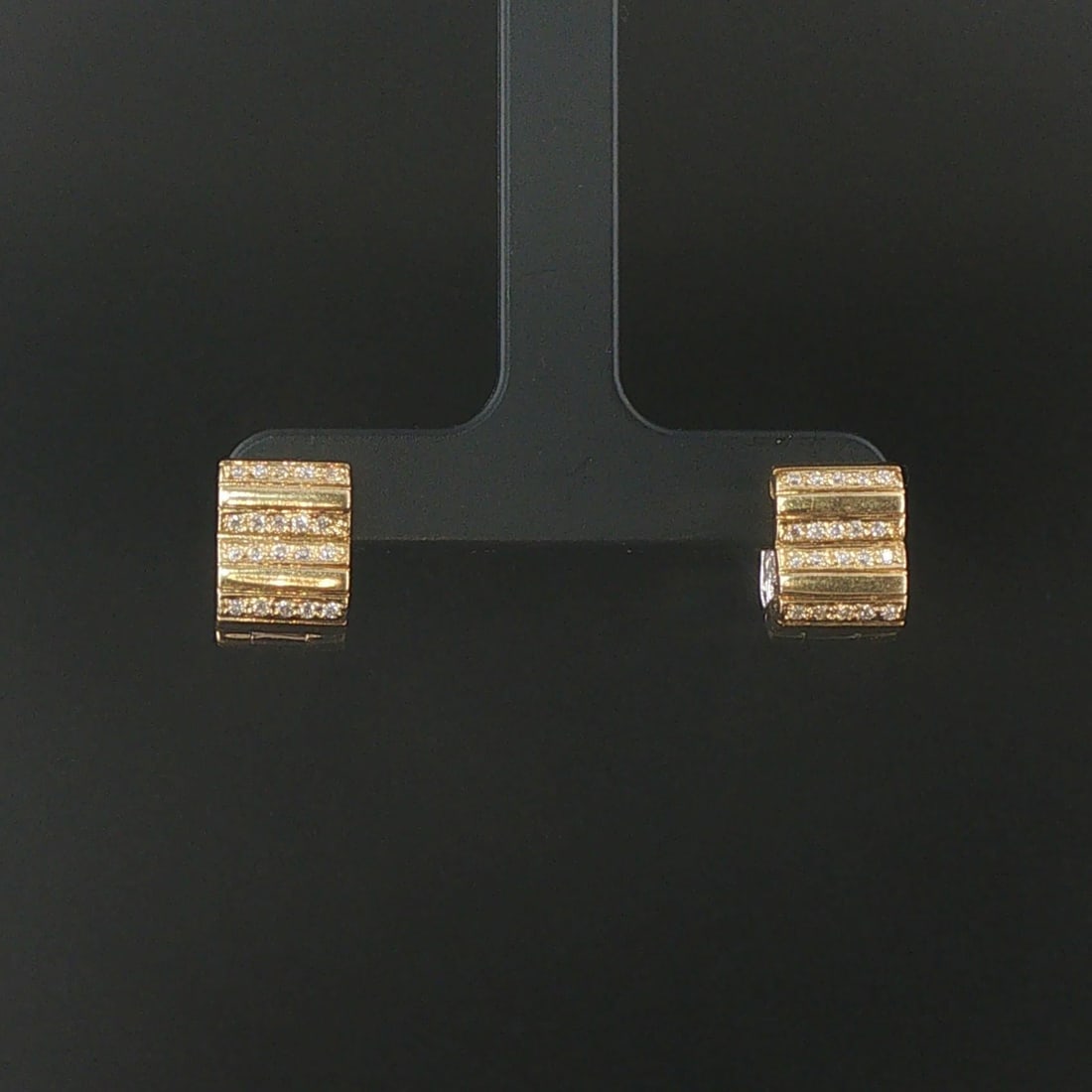 18k Yellow and White Gold 0.20cttw Diamond Solid Huggie Earrings: Condition: Excellent Condition, Professionally Cleaned Metal: 18k Gold (Marked, and Professionally Tested) Weight: 8.1g Diamonds: 0.20cttw Round Cut Natural Diamonds Length: 0.45 Inches Width: 0.35 In