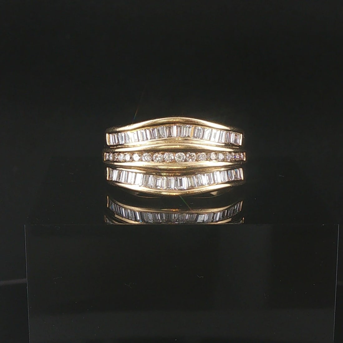 18k Yellow Gold and 1.25cttw Diamond Curved Band Ring Size 7: Condition: Excellent Condition, Professionally Cleaned Metal: 18k Gold (Marked, and Professionally Tested) Weight: 9.3g Diamonds: 1.25cttw Round and Baguette Cut Natural Diamonds Band Width: 12mm at f