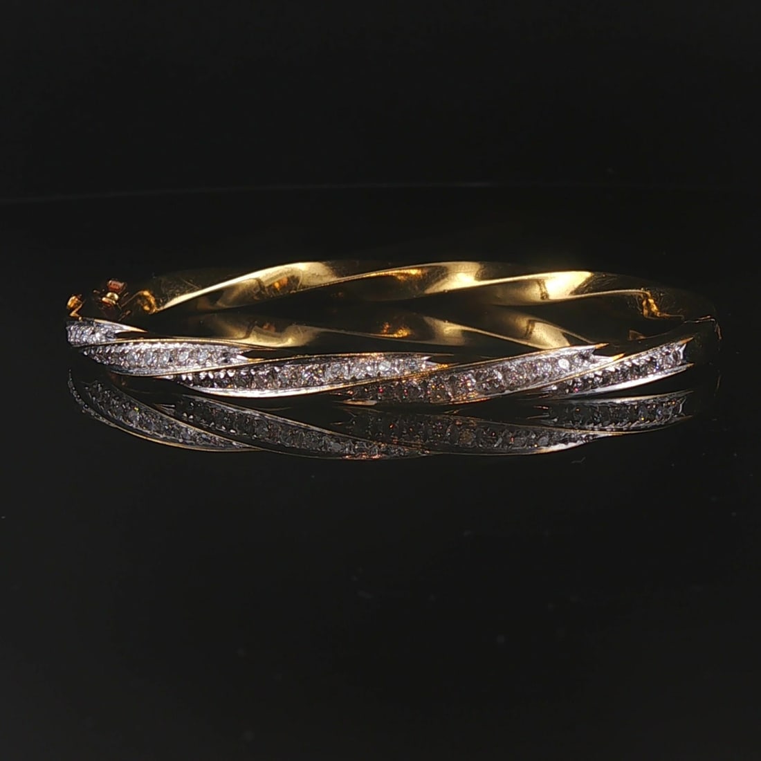 18k Yellow & White Gold 1.30cttw Diamond Heavy Spiral Bangle Bracelet 6.5": Condition: Excellent Condition, Professionally Cleaned Metal: 18k Gold (Professionally Tested) Weight: 27.6g Diamonds: 1.30cttw Round Cut Natural Diamonds Length: 6.5 Inches Inner Circumference Width: