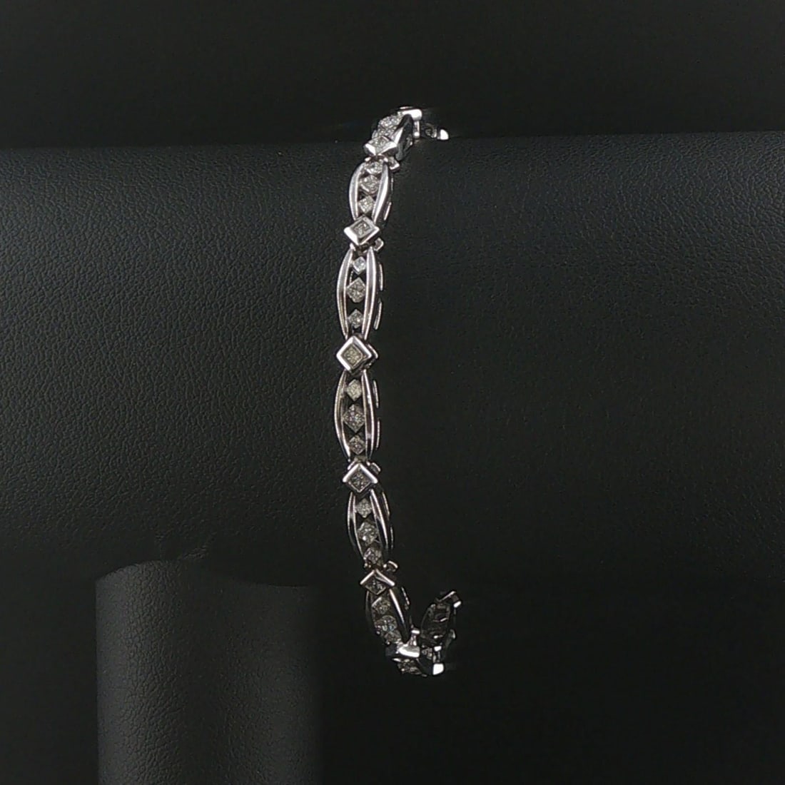 14k White Gold and 1.5cttw Princess Cut Diamond Link Bracelet 7": Condition: Excellent Condition, Professionally Cleaned Metal: 14k Gold (Marked, and Professionally Tested) Weight: 12.3g Diamonds: 1.5cttw Princess Cut Natural Diamonds Length: 7 Inches Width: 4.5mm C