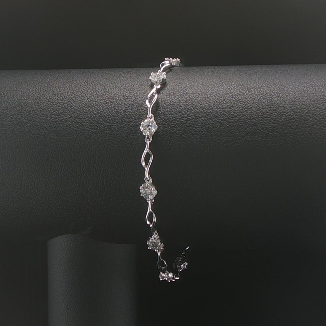 14k White Gold and 1cttw Diamond Cluster Floral Link Bracelet 7": Condition: Excellent Condition, Professionally Cleaned Metal: 14k Gold (Marked, and Professionally Tested) Weight: 4.7g Diamonds: 1cttw Round Cut Natural Diamonds Length: 7 Inches Width: 4.5mm Closure