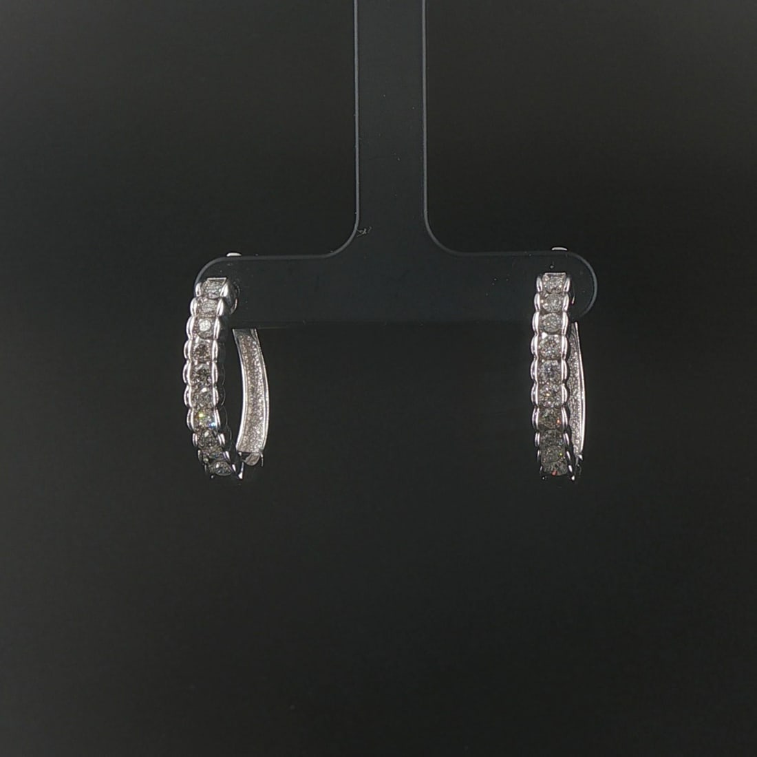 14k White Gold and 1cttw Diamond Hoop Earrings 1": Condition: Excellent Condition, Professionally Cleaned Metal: 14k Gold (Marked, and Professionally Tested) Weight: 5.8g Diamonds: 1cttw Round Cut Natural Diamonds Diamond Color and Clarity: H-I and Si