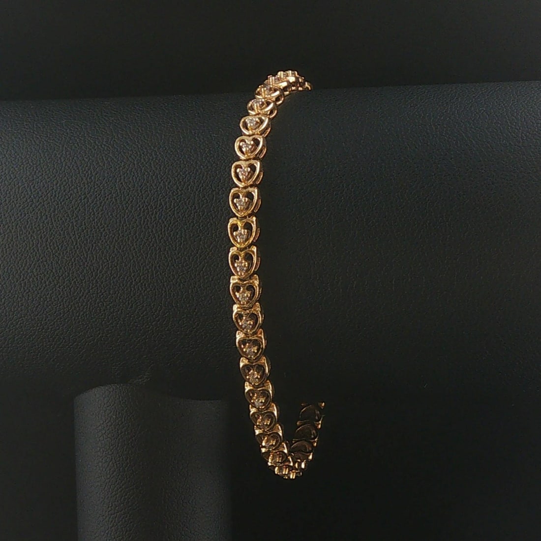 14k Yellow Gold and Diamond Vintage Heart Link Bracelet 7": Condition: Excellent Condition, Professionally Cleaned Metal: 14k Gold (Marked, and Professionally Tested) Weight: 12.3g Diamonds: 0.25cttw Small Round Cut Natural Diamonds Length: 7 Inches Width: 4.5