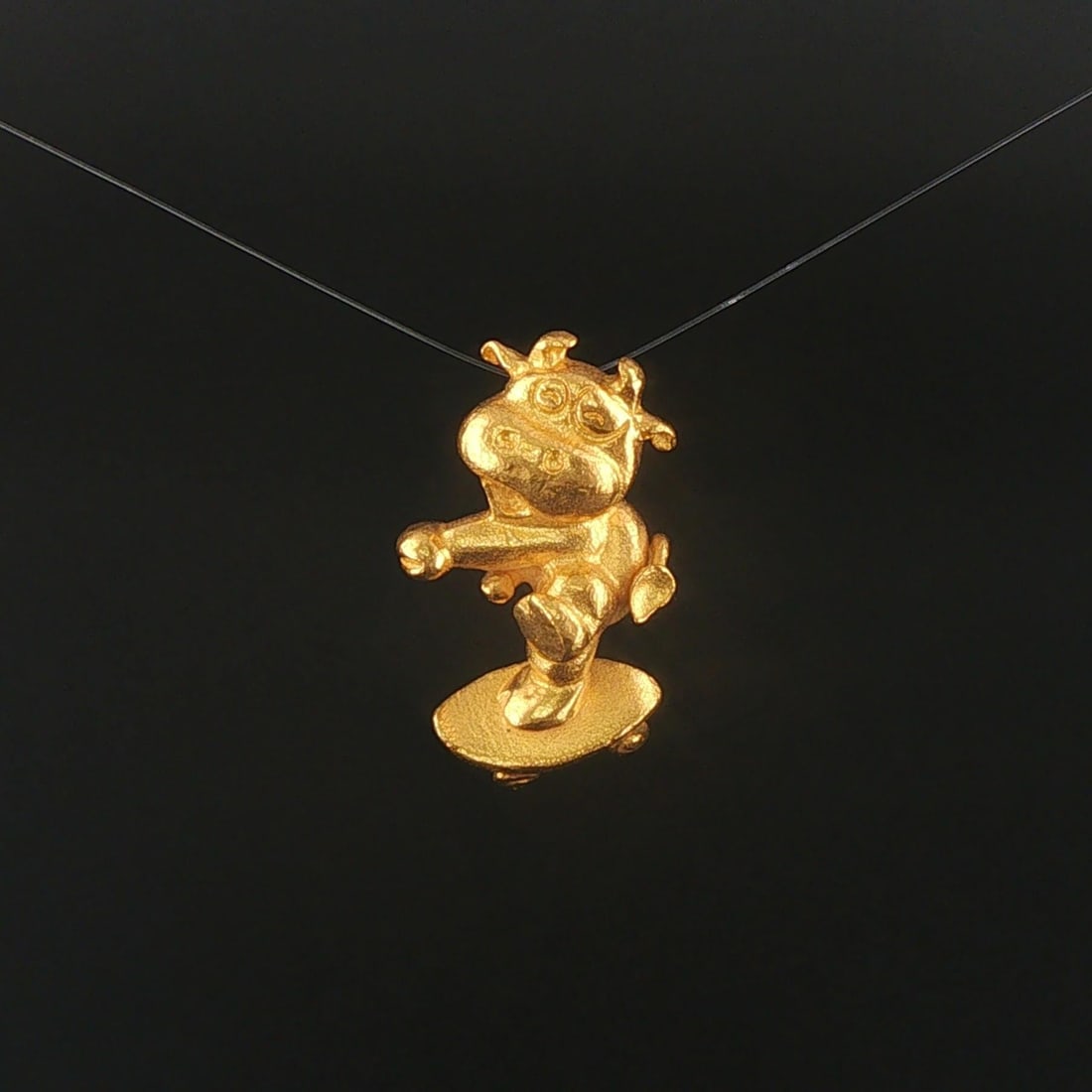 24k Pure Yellow Gold Solid Pig on a Skateboard Pendant: Condition: Excellent Condition, Professionally Cleaned and Polished Metal: 24k Gold (Marked, and Professionally Tested) Weight: 5.2g Length: 0.90 Inches Width: .50 Inches Bail Opening: 3.5mm Markings: