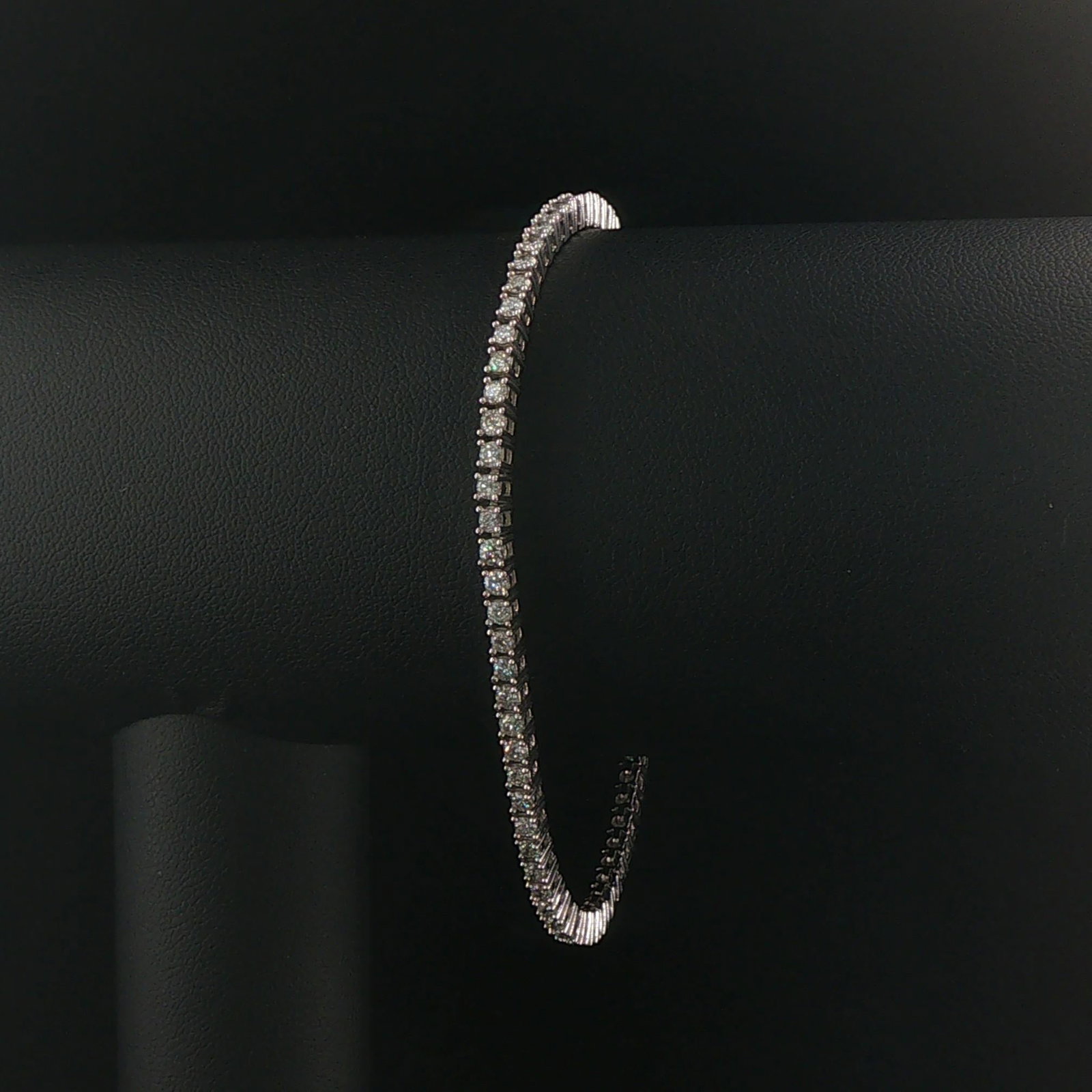 14k White Gold and 2.75cttw Diamond Tennis Bracel: Condition: Excellent Condition, Professionally Cleaned Metal: 14k Gold (Marked, and Professionally Tested) Weight: 12g Diamonds: 2.75cttw Round Cut Natural Diamonds Length: 7.5 Inches Width: 2.5mm Clo