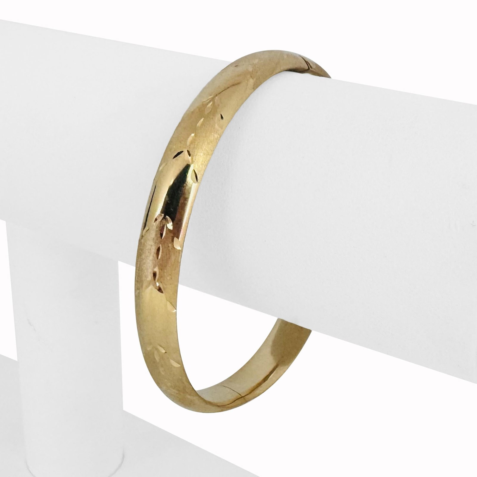 14k Yellow Gold Diamond Cut Striped Bangle Bracel: Condition: Excellent Condition, Professionally Cleaned Metal: 14k Gold (Marked, and Professionally Tested) Weight: 10.1g Length: 7.25 Inches Inner Circumference Width: 8mm Closure: Slide Bar Insert