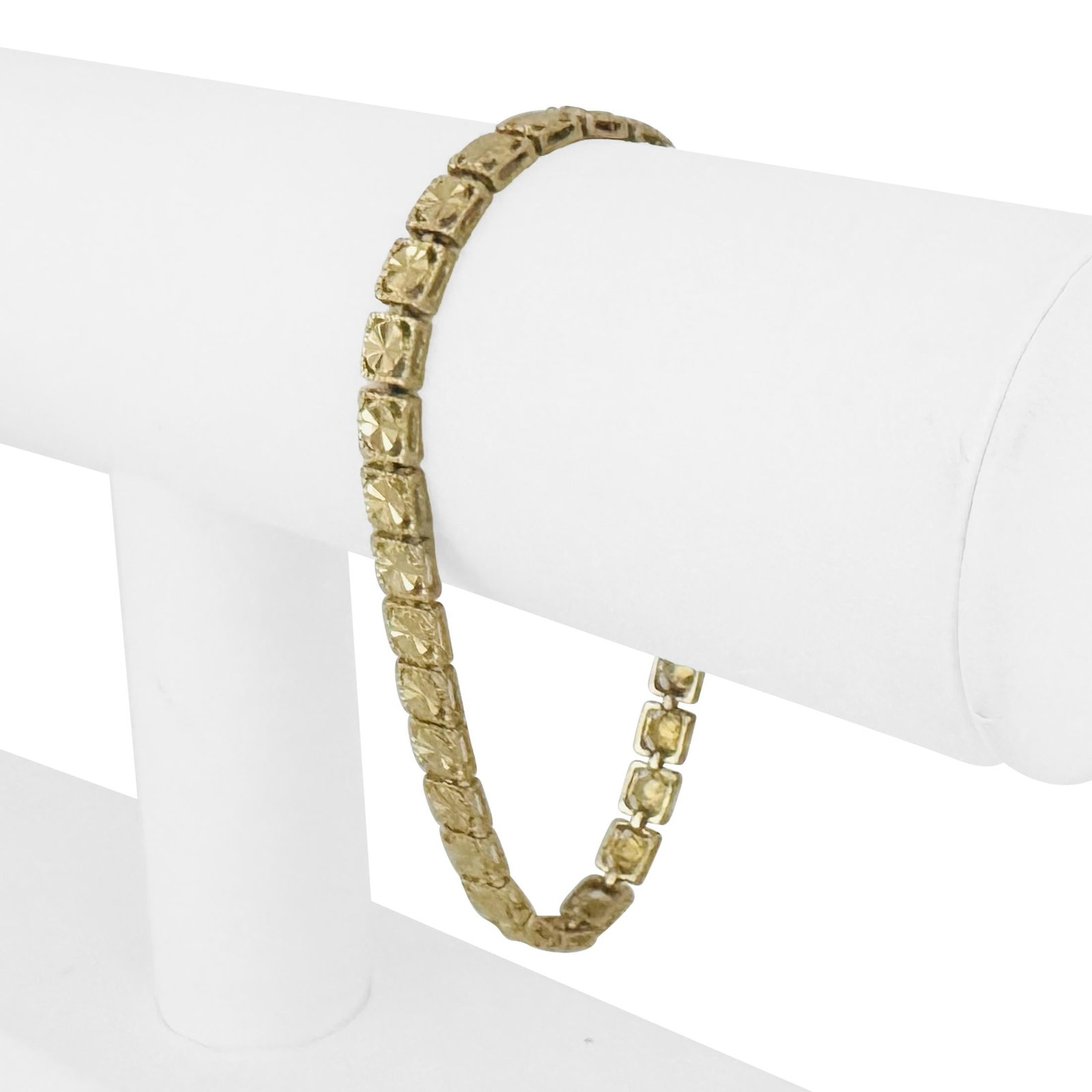 14k Yellow Gold Vintage Diamond Cut Circle Link B: Condition: Excellent Condition, Professionally Cleaned Metal: 14k Gold (Marked, and Professionally Tested) Weight: 8.7g Length: 7.25 Inches Width: 5mm Closure: Box Tab Insert with Safety Latch Marking