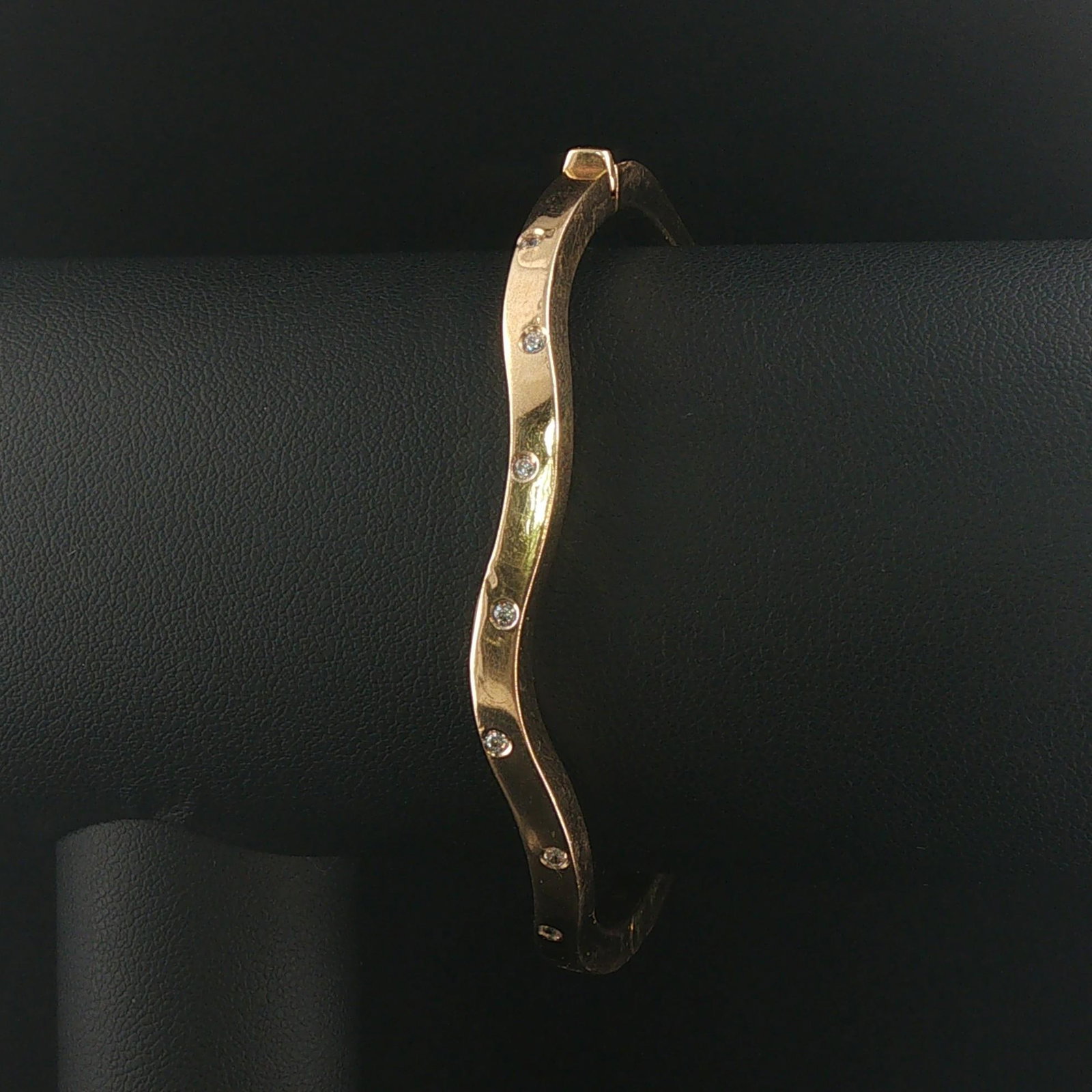 14k Yellow Gold and Diamond Curved Wave Bangle Br: Condition: Excellent Condition, Professionally Cleaned Metal: 14k Gold (Marked, and Professionally Tested) Weight: 9.7g Diamonds: 0.12cttw Round Cut Flush Set Natural Diamonds Length: 6.85 Inches Inne