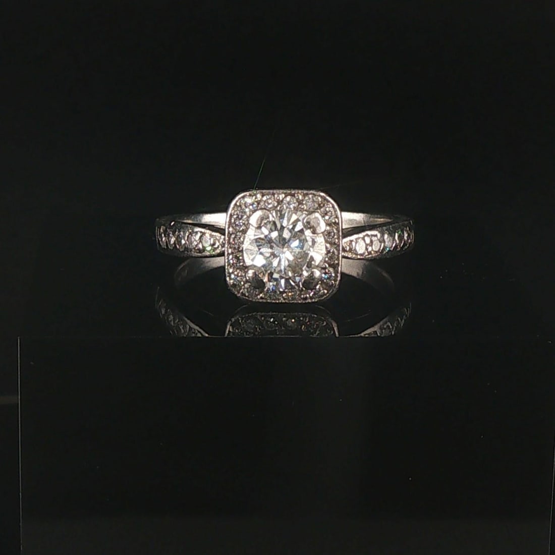 Platinum and 0.90ct Center Diamond Vintage Ring S (1 of 7)