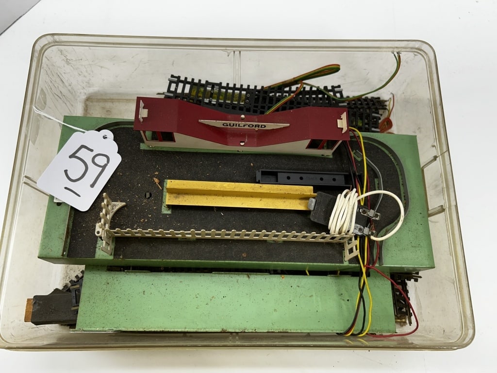 AMERICAN FLYER GUILFORD TRAIN TRACKS AND PARTS (1 of 3)