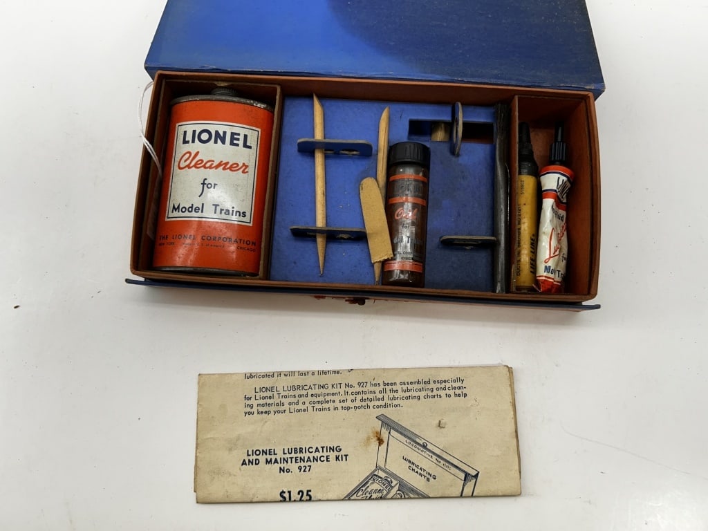 927 LIONEL LUBRICATING AND MAINTENANCE KIT (1 of 2)
