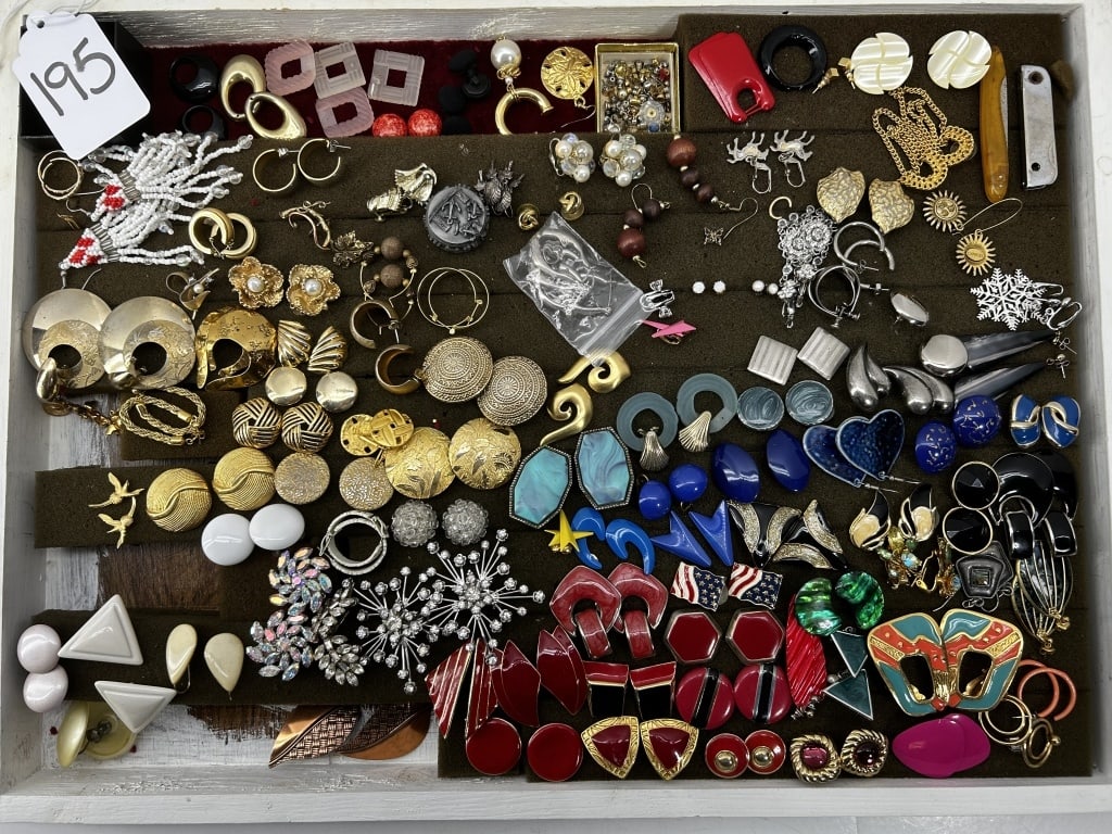 COSTUME JEWELRY - ASSORTMENT OF EARRINGS (1 of 1)