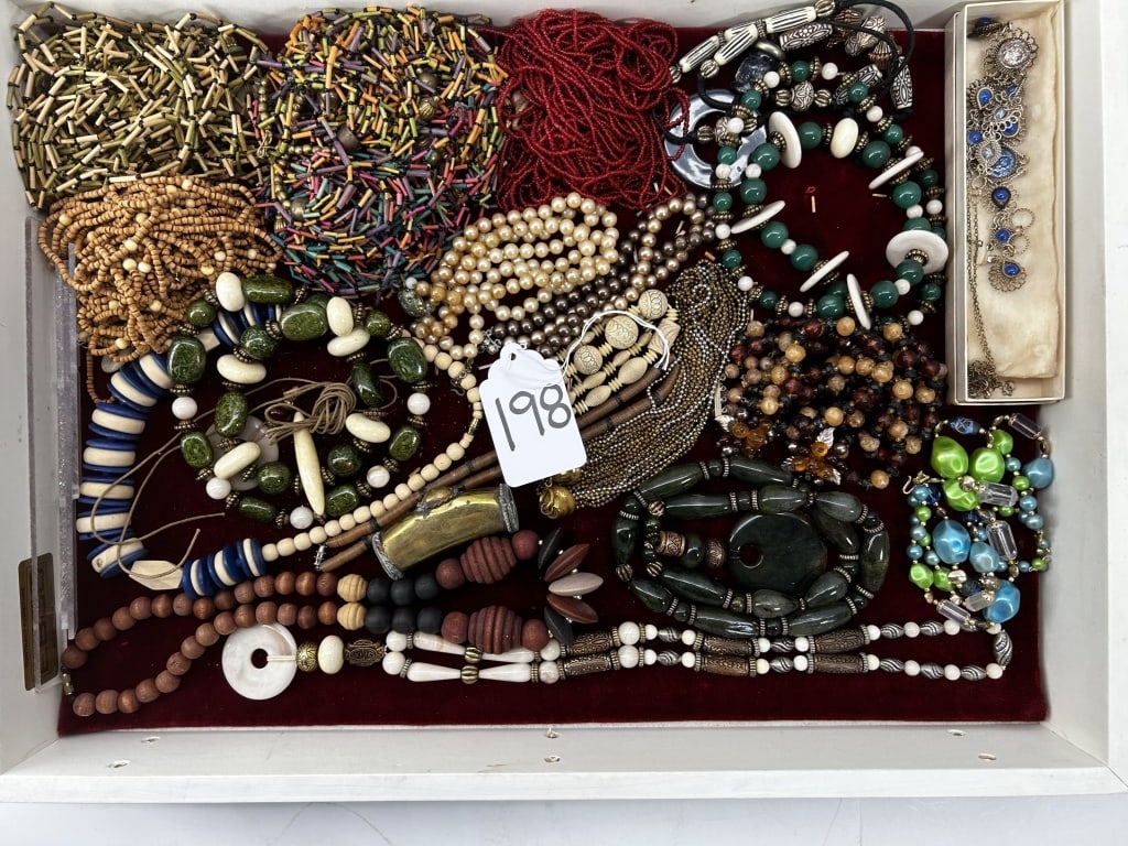COSTUME JEWELRY - ASSORTMENT OF NECKLACES (1 of 1)