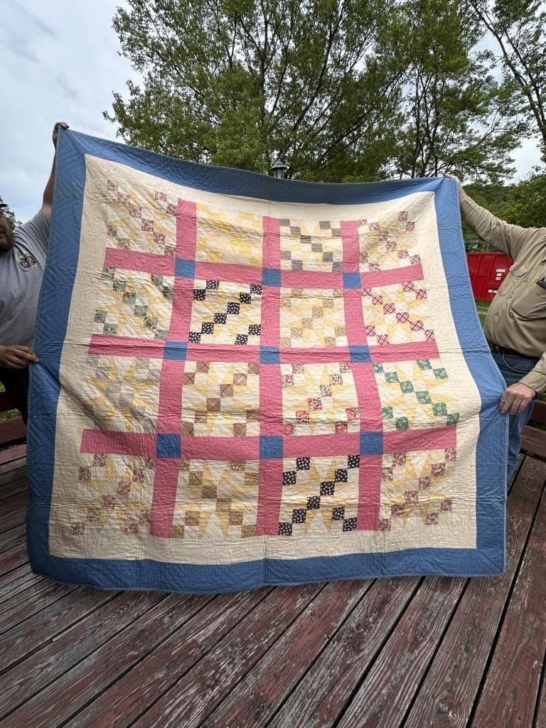 VINTAGE FLORAL QUILT: .