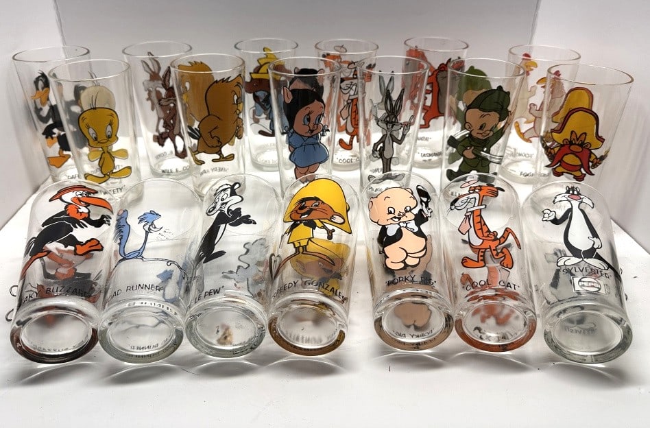 BOX OF 1973 WARNER BROS COLLECTOR SERIES GLASSWARE: BOX OF 19 MICKEY MOUSE COLLECTIBLE GLASSES, 1973 WARNER BROS CLLECTOR SERIES GLASSWARE, COMPLETE SET
