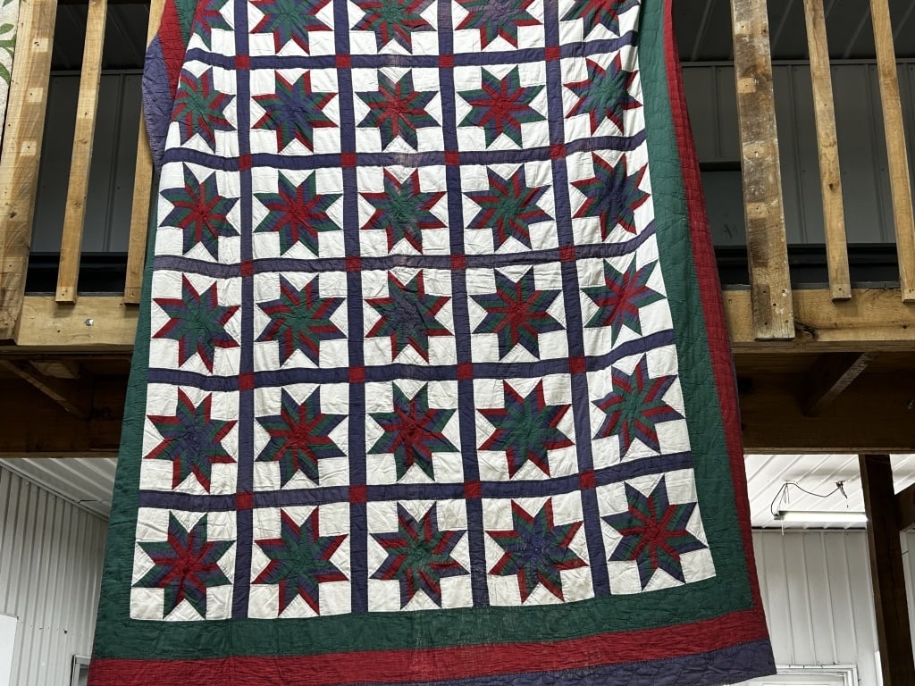 RED/GREEN/PURPLE STAR QUILT: 80 IN X 92 IN