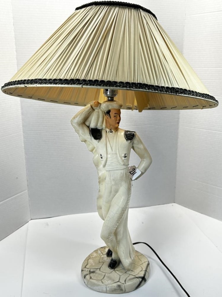 VINTAGE CHALKWARE LAMP (1 of 2)