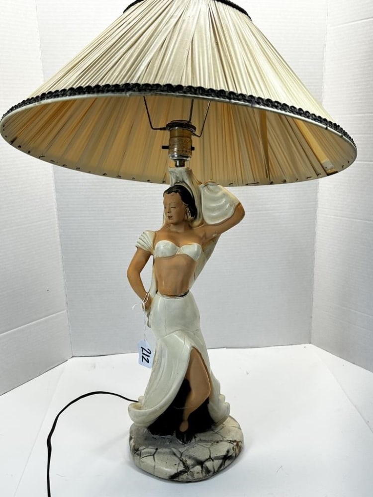 VINTAGE CHALKWARE LAMP (1 of 2)