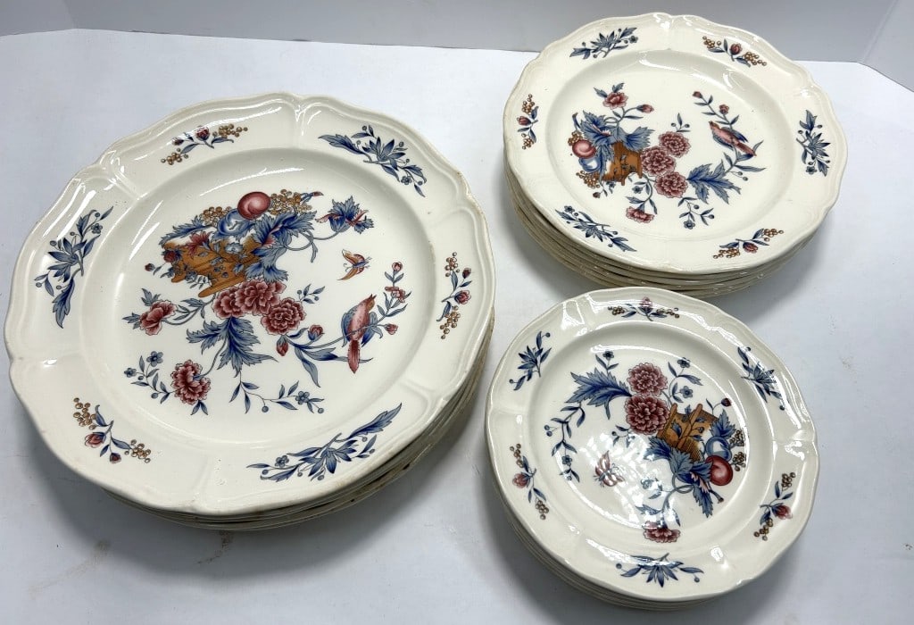 WILLIAMSBURG POTPOURRI DINNER PLATES: WEDGEWOOD POTTERY WILLIAMSBURG POTPURRI PATTERN PLATES IN ASSORTED SIZES