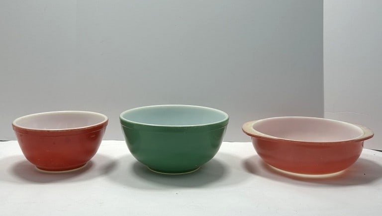 PYREX BOWLS: SET OF 3 VINTAGE PYREX BOWLS