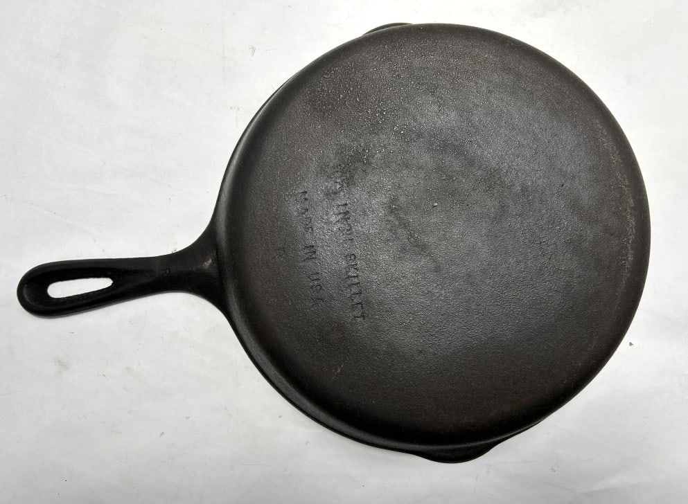 VINTAGE 10IN CAST IRON SKILLET: UNMARKED MANUFACTURER 10 INCH SKILLET MADE IN USA