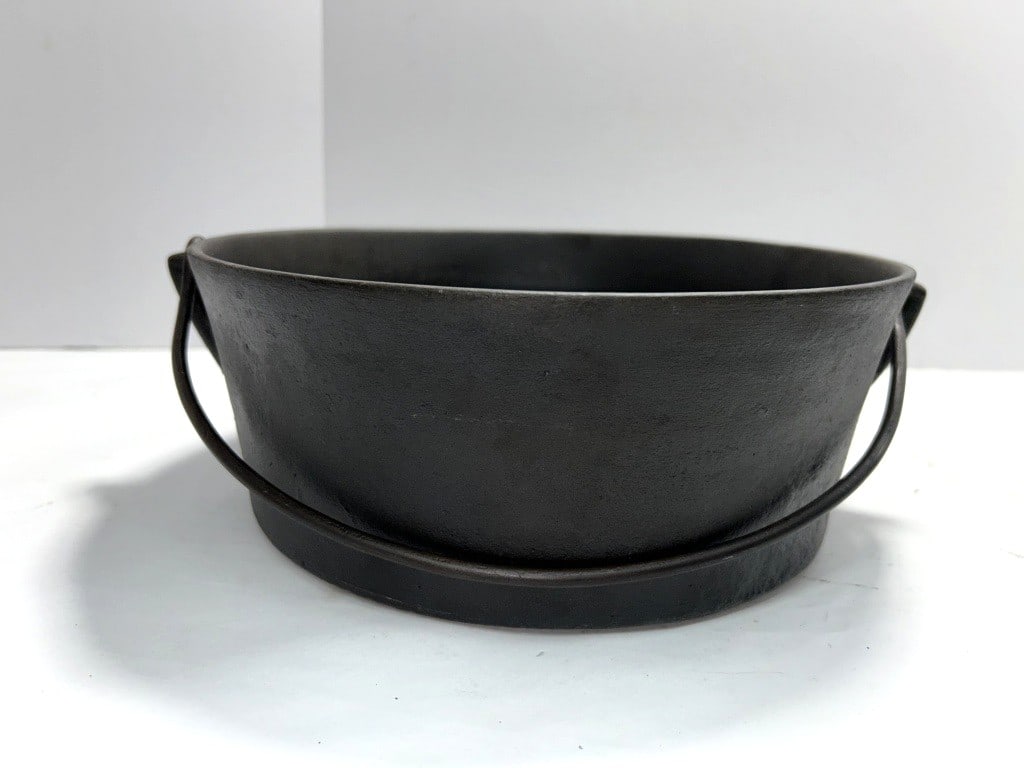 CAST IRON BUTCHER KETTLE: UNMARKED CAST IRON POT