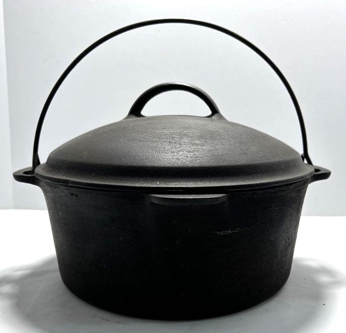 CAST IRON DUTCH OVEN: UNMARKED CAST IRON DUTCH OVEN