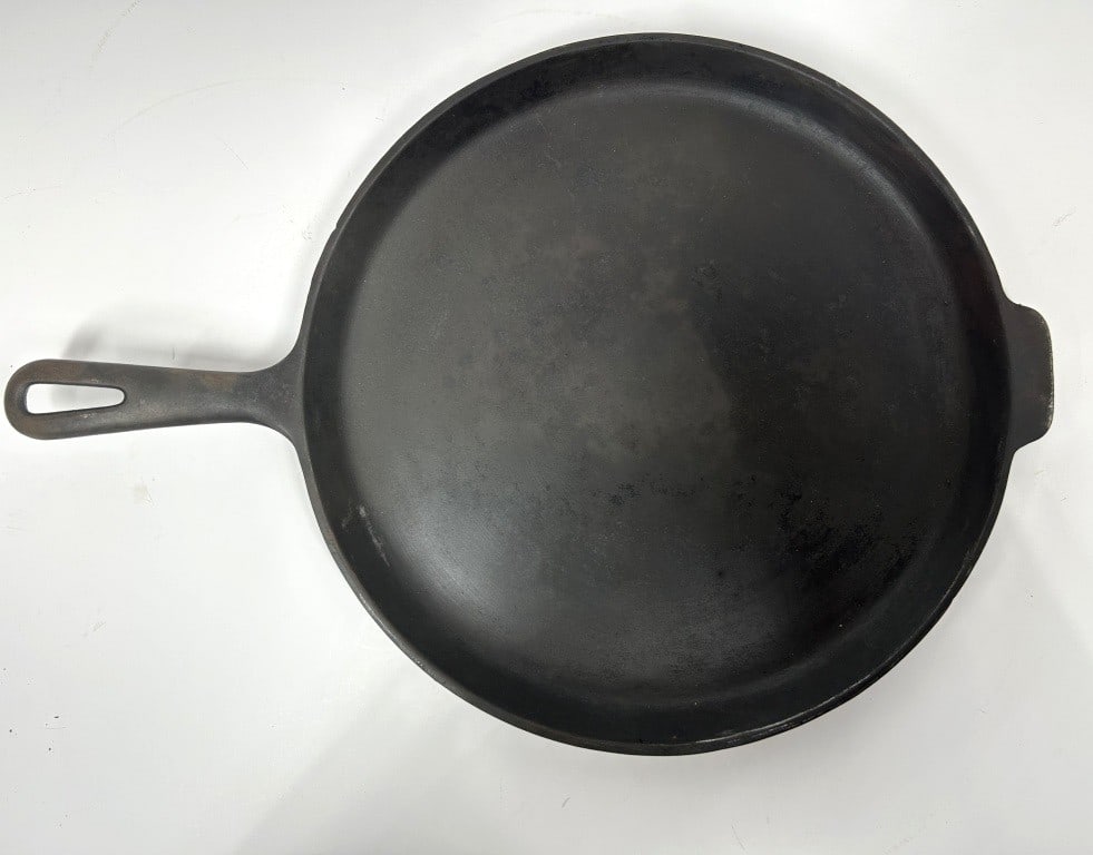 GRISWOLD CAST IRON GRIDDLE (1 of 3)